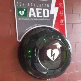 Defibrylator AED w zewnętrznej kapsule